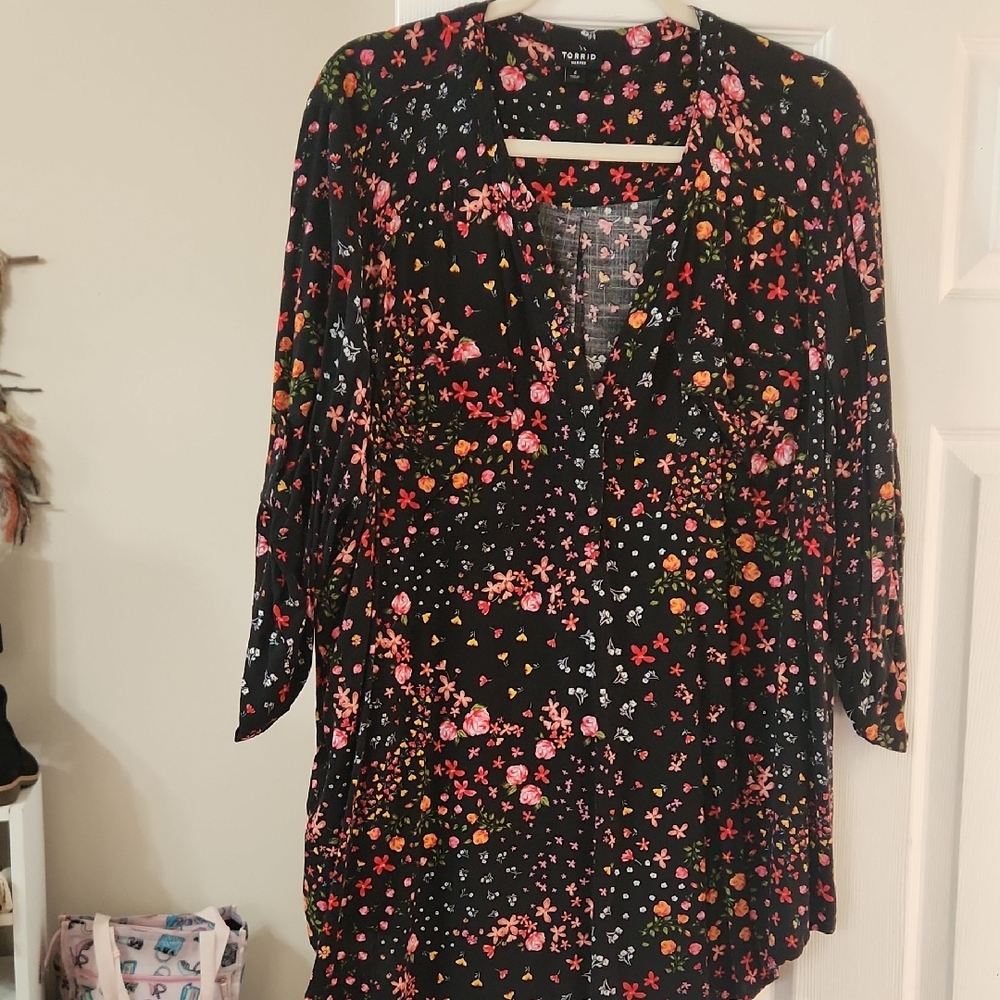 torrid Black Floral V-Neck Blouse with Pink & Orange Accents Nwot